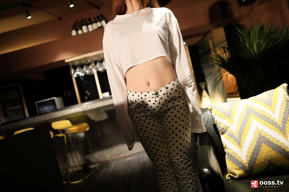 白色长袖衫妹子居家半脱原点裤子露浑圆翘臀撩人诱惑