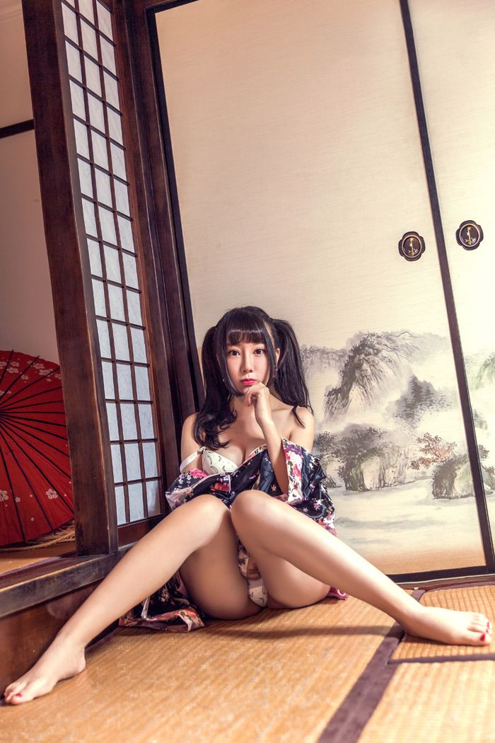 精致萌妹子和服装露香肩翘美臀