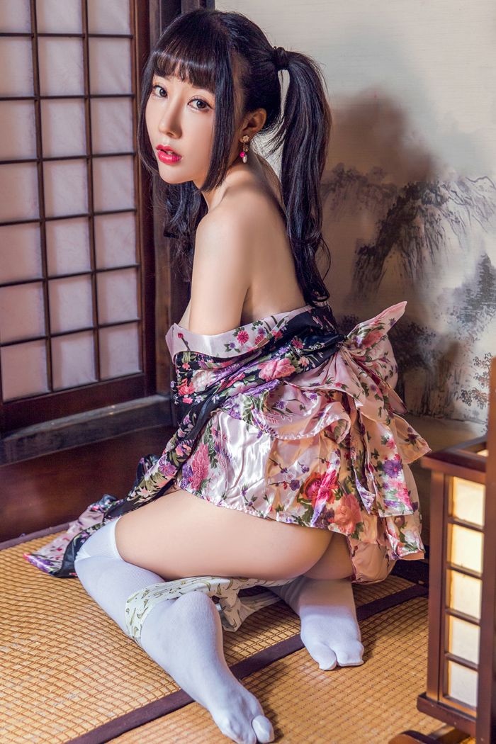 精致萌妹子和服装露香肩翘美臀