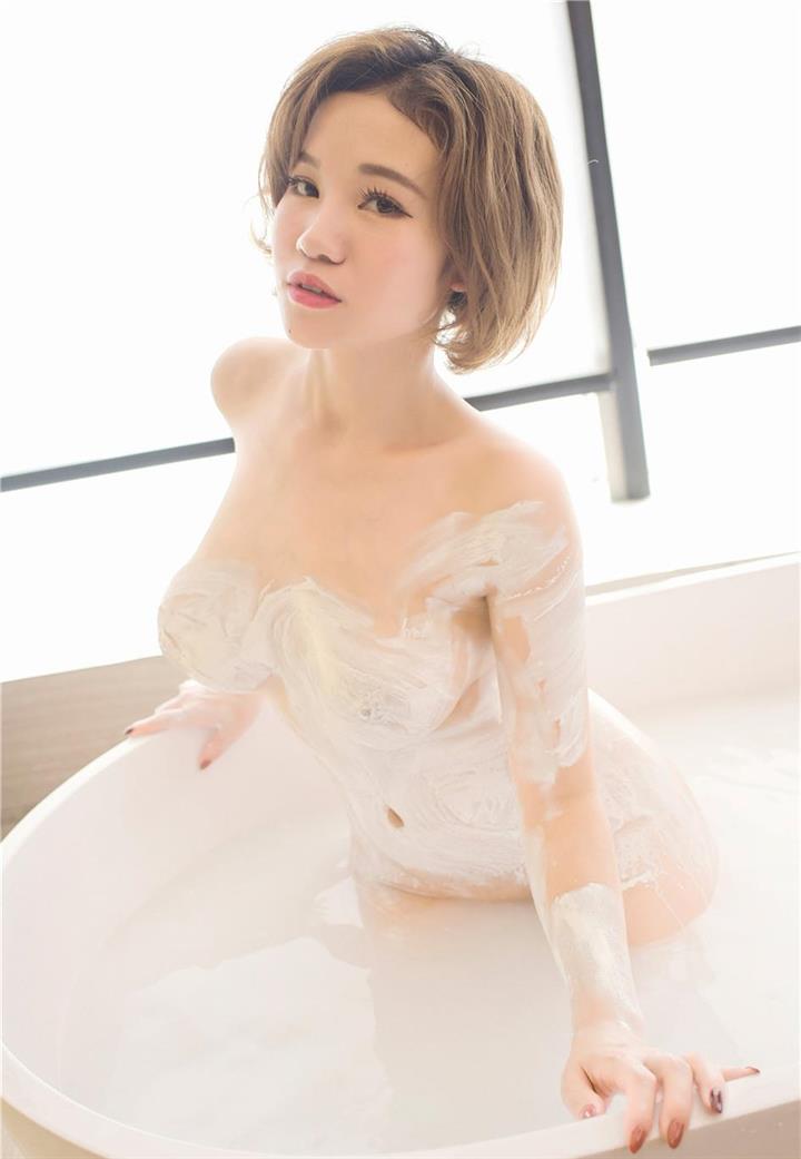 短发风骚诱惑美女多香子浴室全裸爆乳泡沫