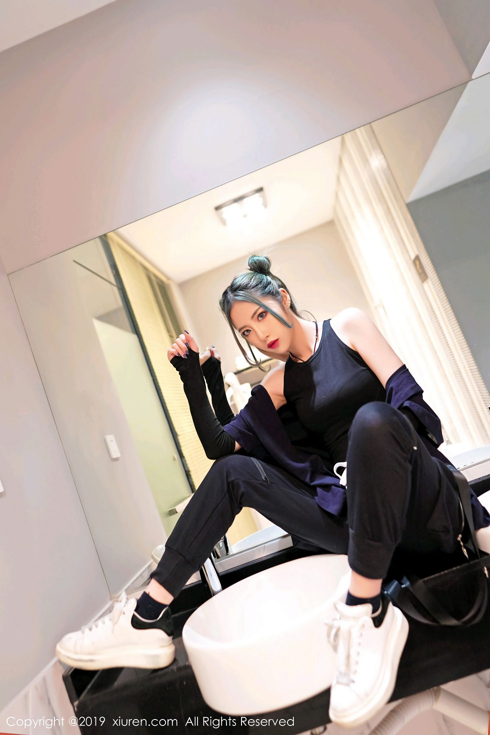 嫩模贾诗晗性感红色抹胸内衣配红色格子裙秀完美身材