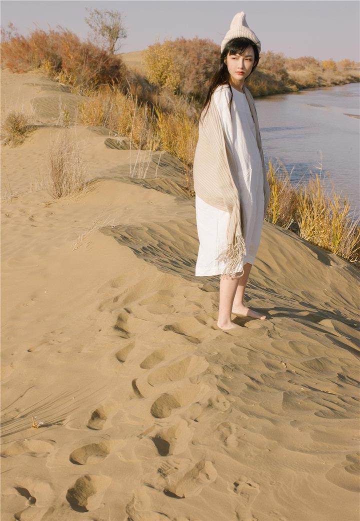 95后可爱清纯美女之应沙漠唯美写真照片