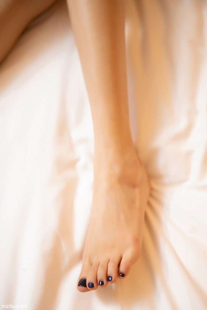 惹火尤物杨晨晨全裸出镜,狂凹曲线巧秒遮私处