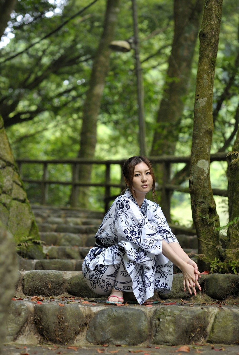 性感日本女优由比呈现的浴室写照