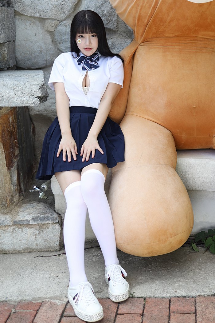 激萌学生妹朱可儿白皙巨乳撩裙诱惑