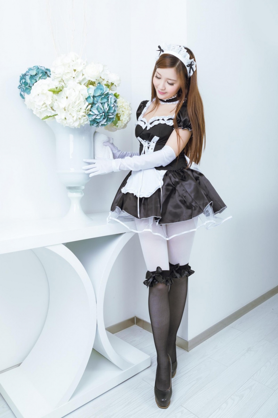童颜巨乳萝莉女仆装深v酥胸白丝美腿制服诱惑写真