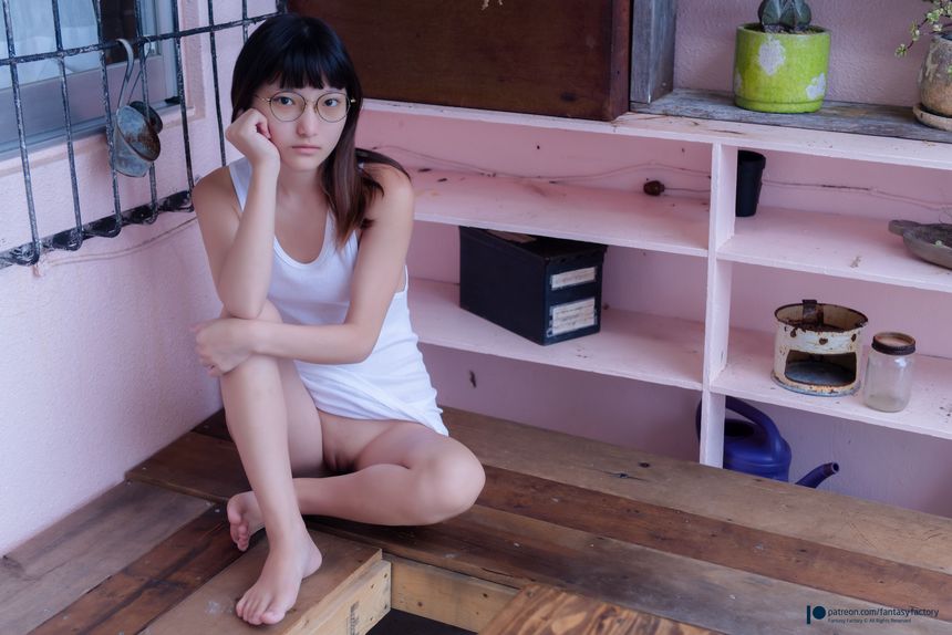 哪个少女不怀春,清纯少女大胆露出