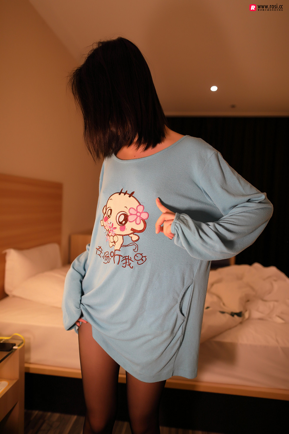 卡通睡衣妹子性感美背无内黑丝裤袜惹火诱惑写真