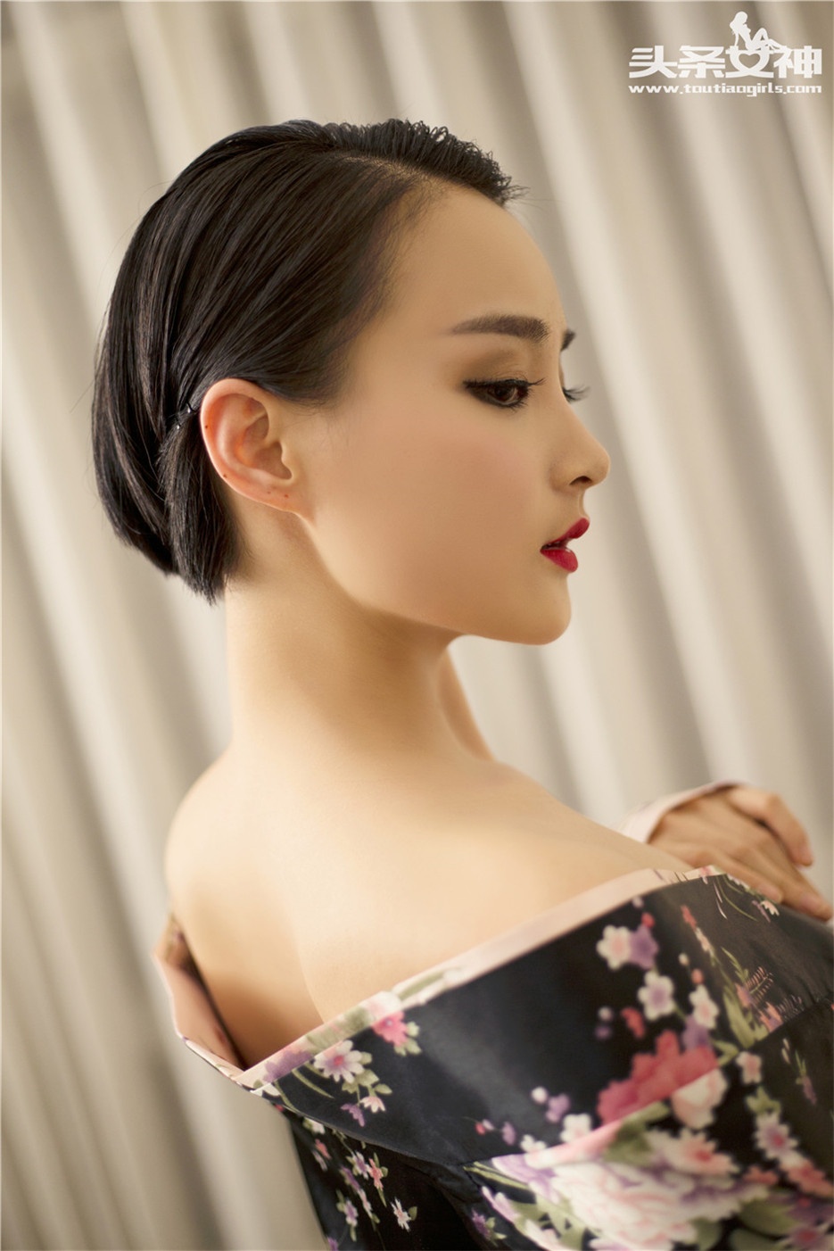 气质短发女神周营营丰满酥胸人体私房写真