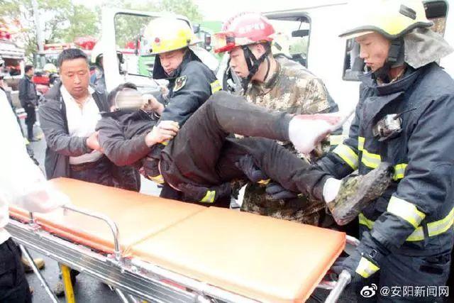 林州：上山渣土车与下山小货车相撞 消防人员成功施救