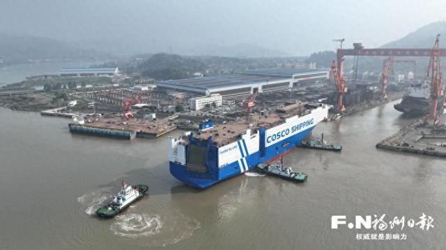 福州造汽车滚装船在连江出坞下水