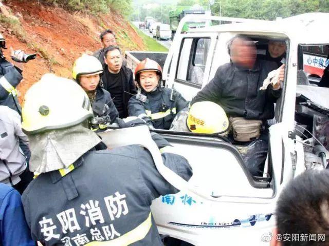 林州：上山渣土车与下山小货车相撞 消防人员成功施救