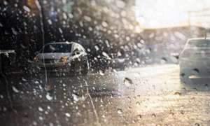 汽车玻璃脏(雨天开车车窗玻璃刮不干净，车哥教你4个方法，新手快来学学)
